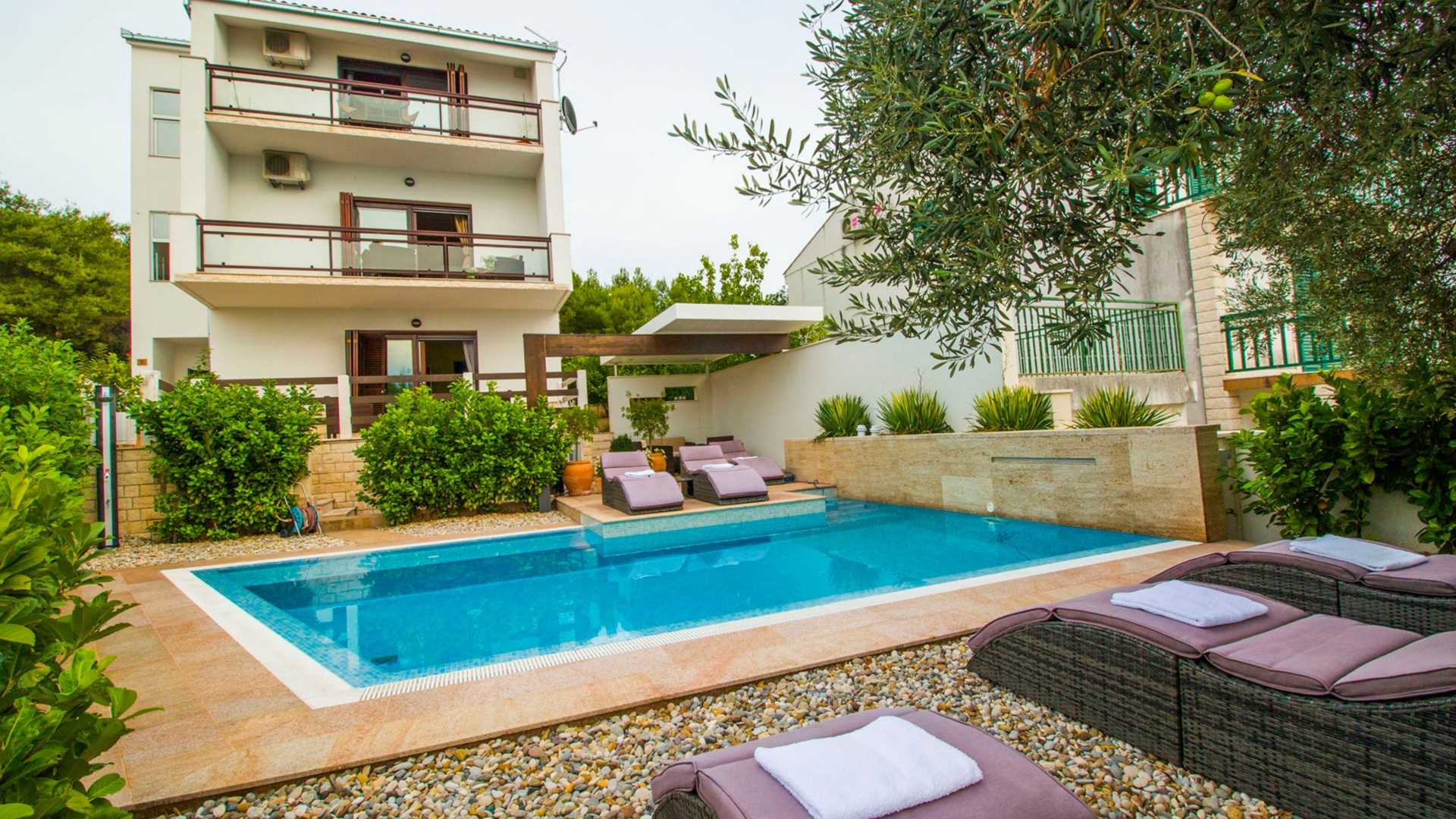 Apartment Nia 2 in Okrug Gornji