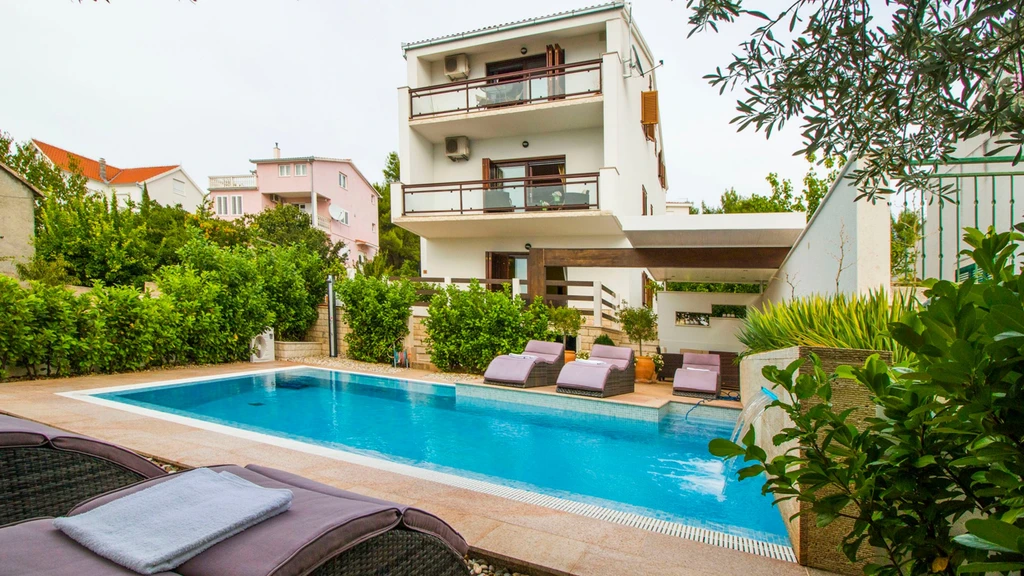 2-Bedroom Apartment in Okrug Gornji with Sea View