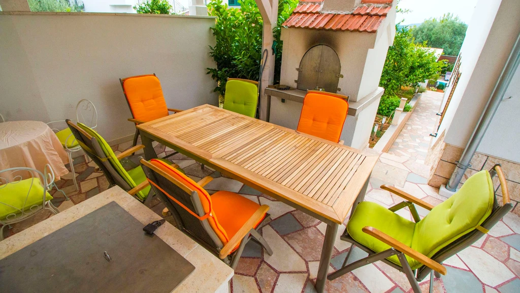 2-Bedroom Apartment in Okrug Gornji with Sea View