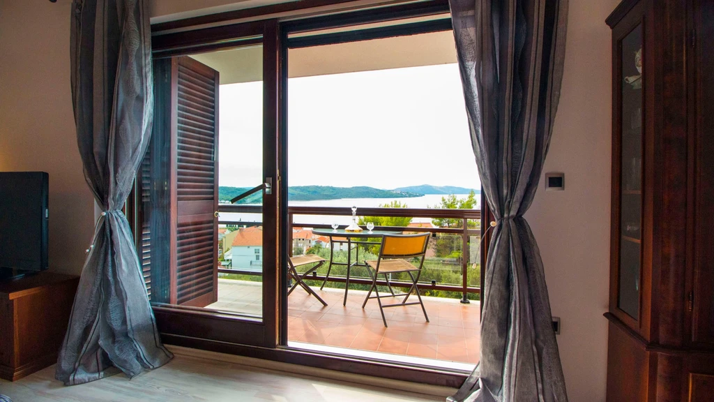 Seaview Apartment for 6 Guests in Okrug Gornji