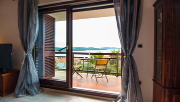 Seaview Apartment for 6 Guests in Okrug Gornji