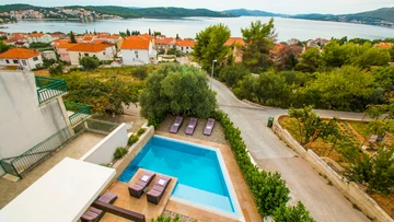 Seaview Apartment for 6 Guests in Okrug Gornji