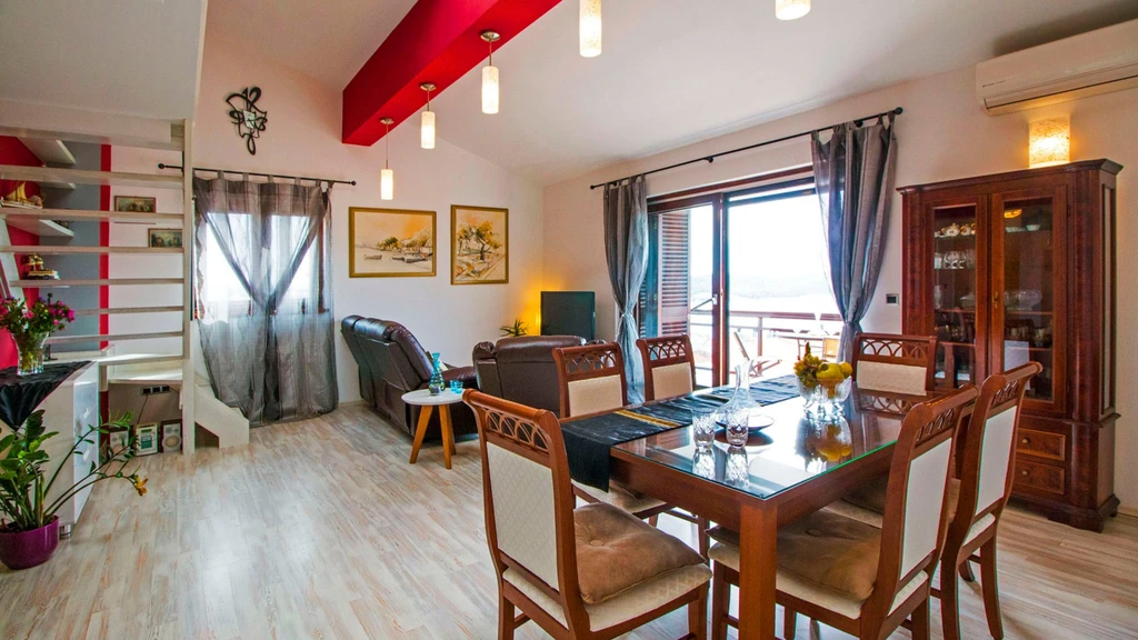 Seaview Apartment for 6 Guests in Okrug Gornji