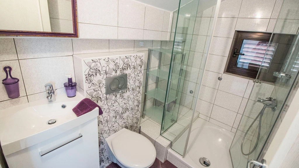 Seaview Apartment for 6 Guests in Okrug Gornji