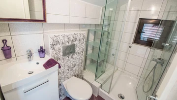 Seaview Apartment for 6 Guests in Okrug Gornji