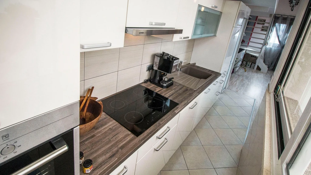 Seaview Apartment for 6 Guests in Okrug Gornji