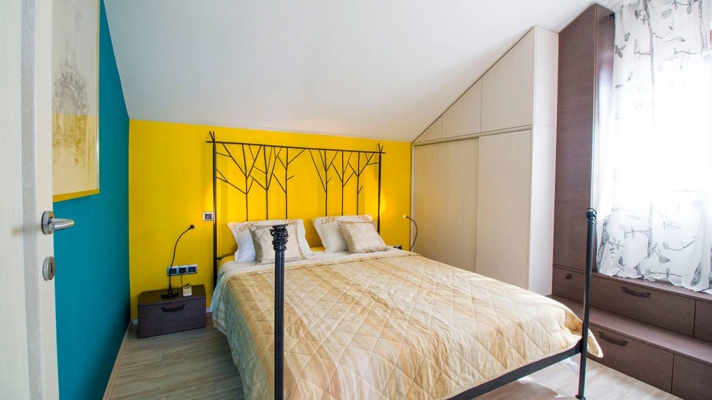 Seaview Apartment for 6 Guests in Okrug Gornji