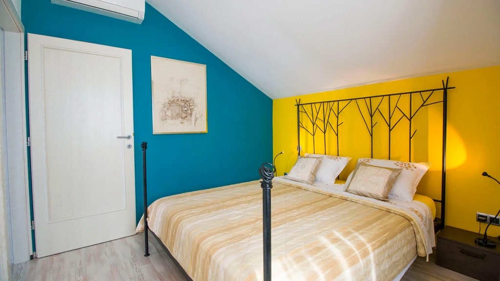 Seaview Apartment for 6 Guests in Okrug Gornji
