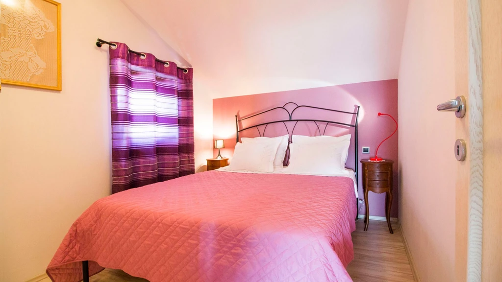 Seaview Apartment for 6 Guests in Okrug Gornji