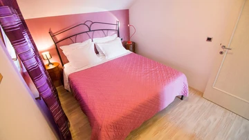 Seaview Apartment for 6 Guests in Okrug Gornji