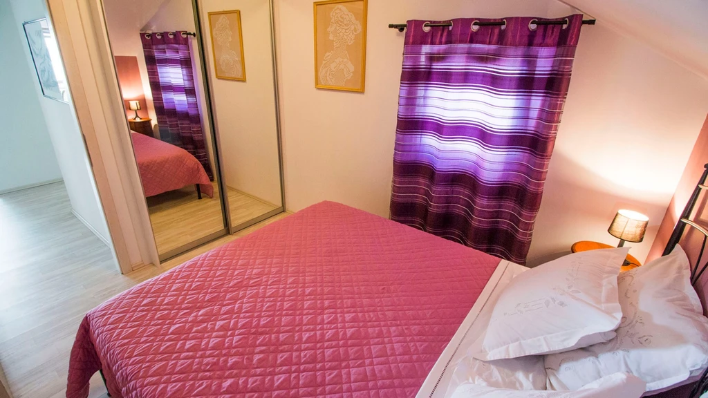Seaview Apartment for 6 Guests in Okrug Gornji