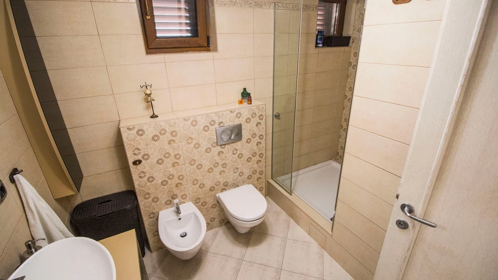Seaview Apartment for 6 Guests in Okrug Gornji