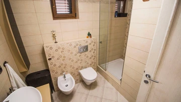 Seaview Apartment for 6 Guests in Okrug Gornji