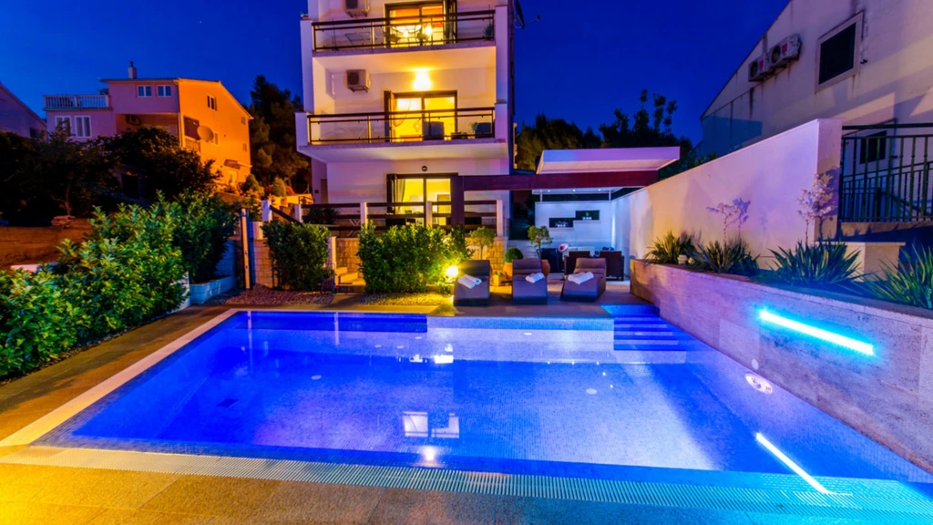 Seaview Apartment for 6 Guests in Okrug Gornji