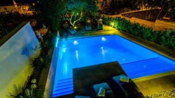 Seaview Apartment for 6 Guests in Okrug Gornji