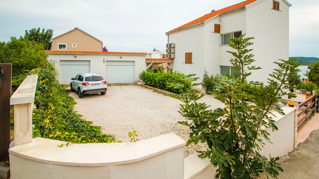 Seaview Apartment for 6 Guests in Okrug Gornji