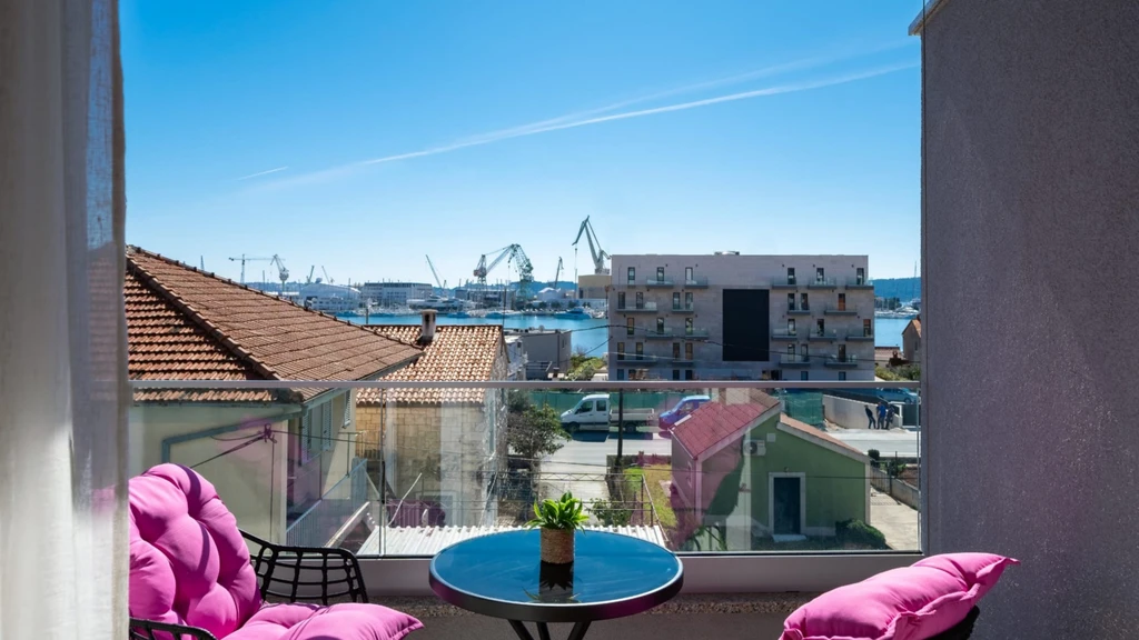 Seget Donji Seaview Apartment for 4 Guests