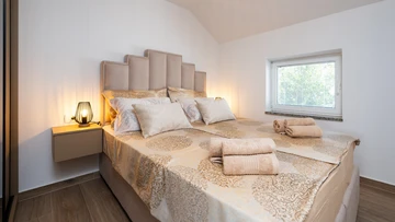 2-Bedroom Apartment in Okrug Gornji for 5 Guests