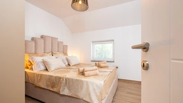 2-Bedroom Apartment in Okrug Gornji for 5 Guests