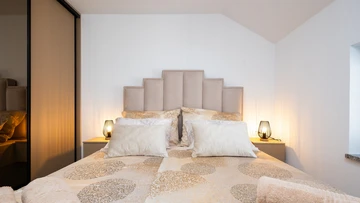 2-Bedroom Apartment in Okrug Gornji for 5 Guests