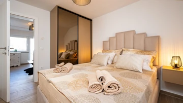 2-Bedroom Apartment in Okrug Gornji for 5 Guests