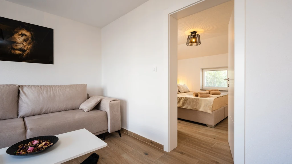 2-Bedroom Apartment in Okrug Gornji for 5 Guests