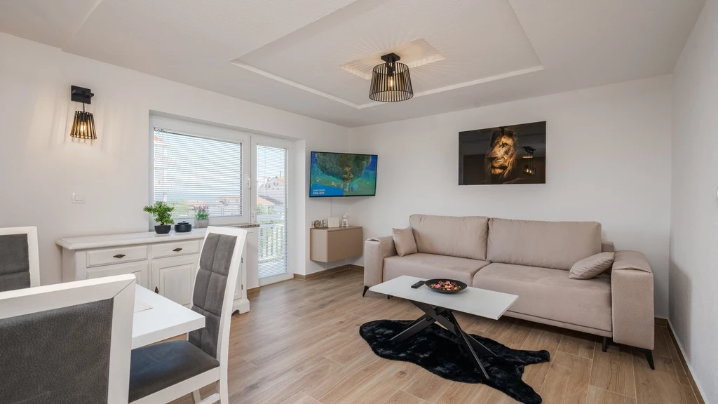 2-Bedroom Apartment in Okrug Gornji for 5 Guests