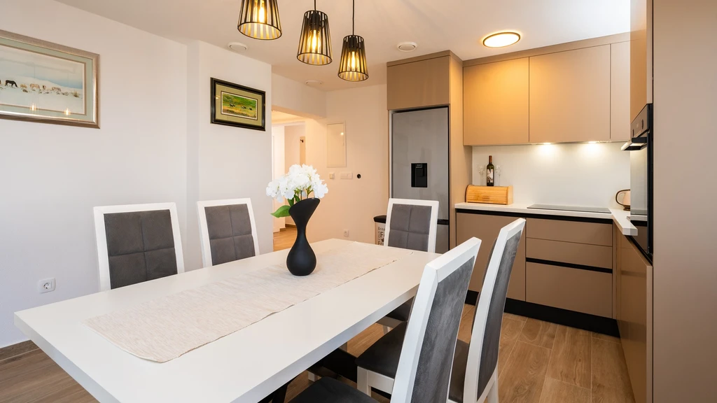 2-Bedroom Apartment in Okrug Gornji for 5 Guests