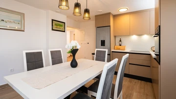 2-Bedroom Apartment in Okrug Gornji for 5 Guests