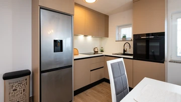 2-Bedroom Apartment in Okrug Gornji for 5 Guests