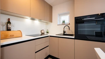 2-Bedroom Apartment in Okrug Gornji for 5 Guests