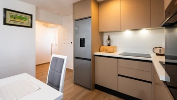 2-Bedroom Apartment in Okrug Gornji for 5 Guests