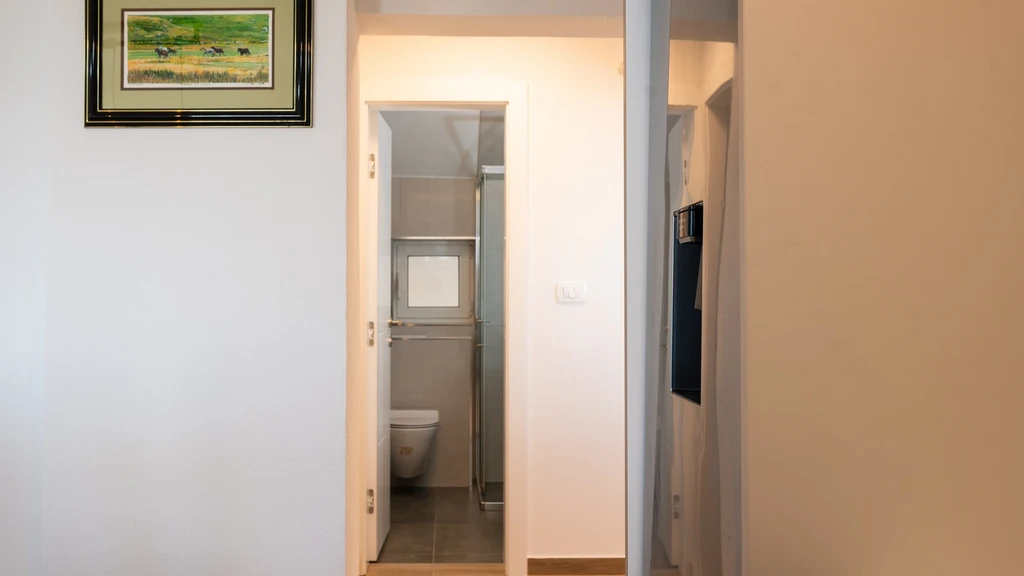 2-Bedroom Apartment in Okrug Gornji for 5 Guests