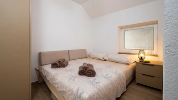 2-Bedroom Apartment in Okrug Gornji for 5 Guests