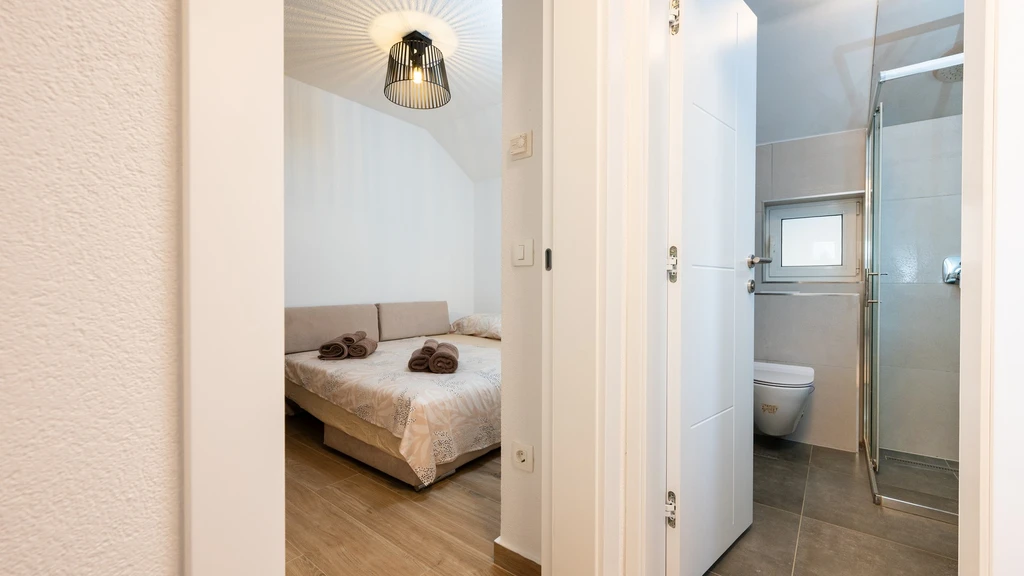 2-Bedroom Apartment in Okrug Gornji for 5 Guests