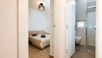 2-Bedroom Apartment in Okrug Gornji for 5 Guests