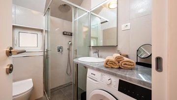 2-Bedroom Apartment in Okrug Gornji for 5 Guests