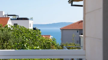 2-Bedroom Apartment in Okrug Gornji for 5 Guests