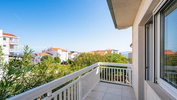 2-Bedroom Apartment in Okrug Gornji for 5 Guests