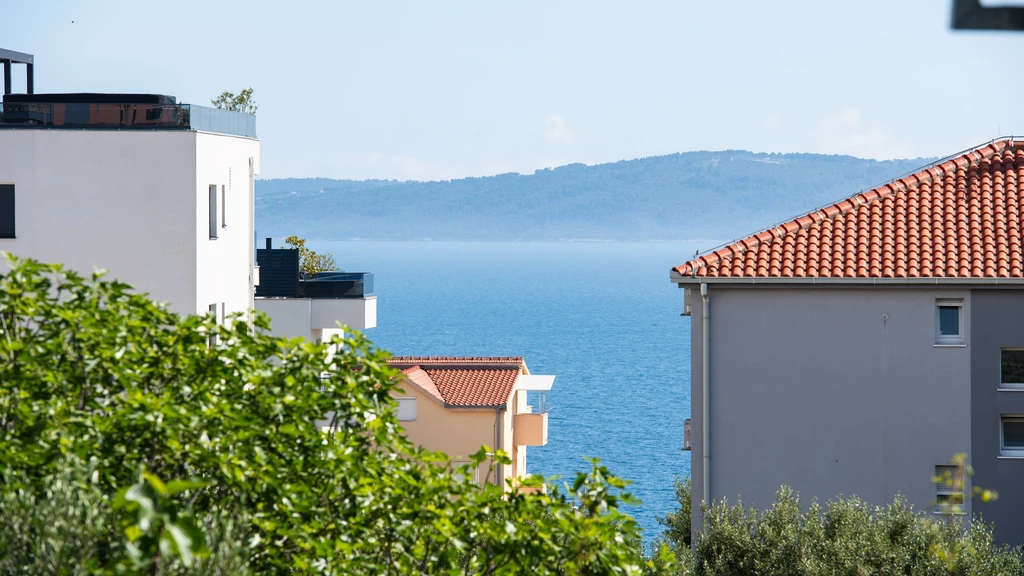 2-Bedroom Apartment in Okrug Gornji for 5 Guests