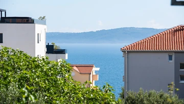 2-Bedroom Apartment in Okrug Gornji for 5 Guests