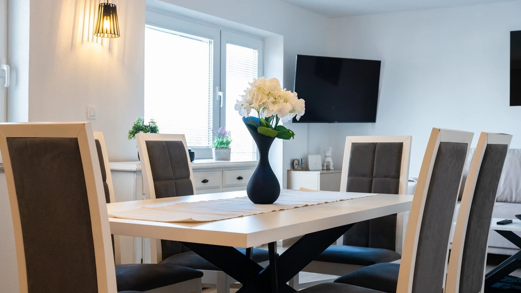 2-Bedroom Apartment in Okrug Gornji for 5 Guests