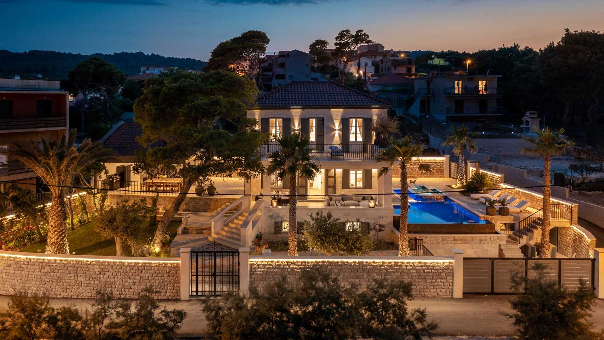 Beachside villa Heaven