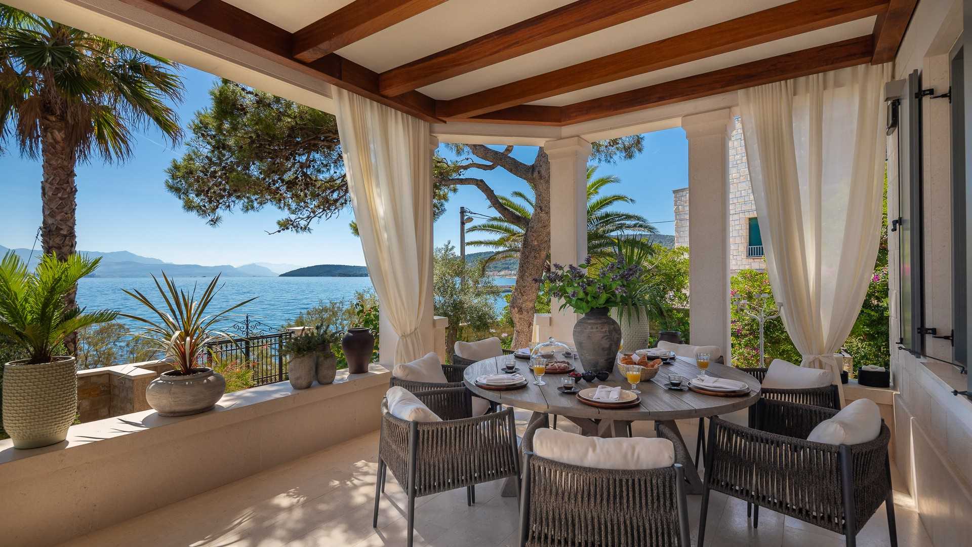 Beachside villa Heaven