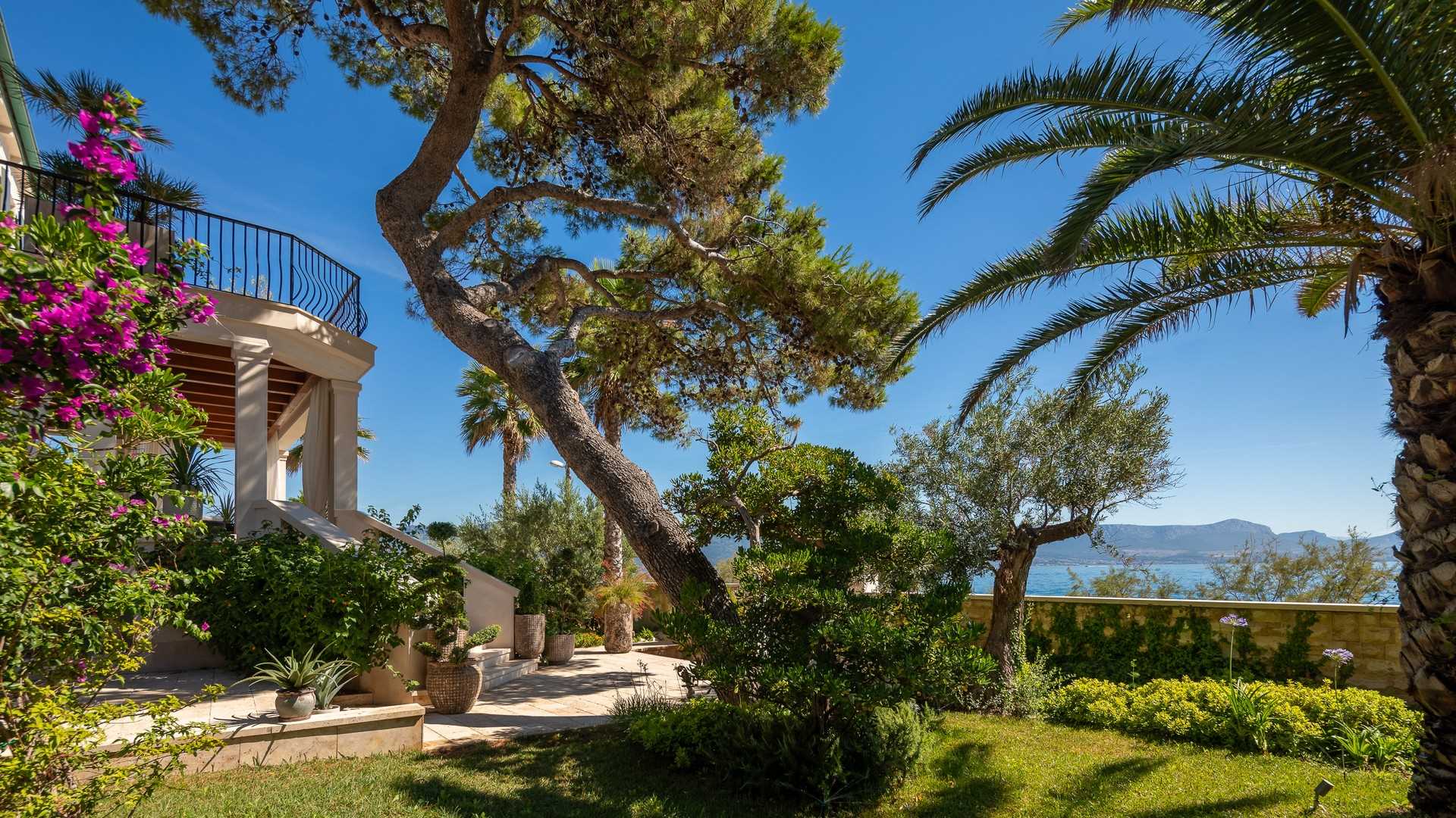 Beachside villa Heaven