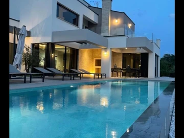 4-Bedroom Villa with Sea View in Markovac