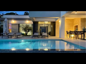 4-Bedroom Villa with Sea View in Markovac