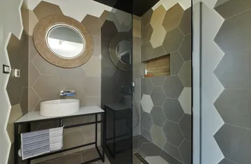 4-Bedroom Villa with Sea View in Markovac