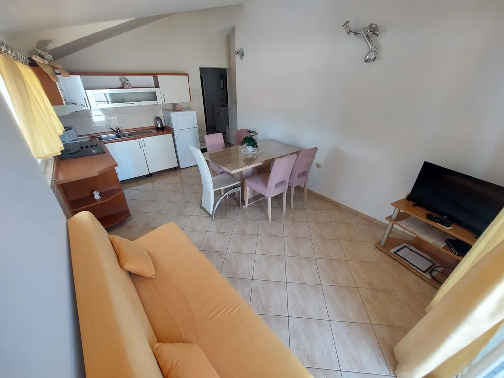 Two-Bedroom Apartment in Primošten for 4