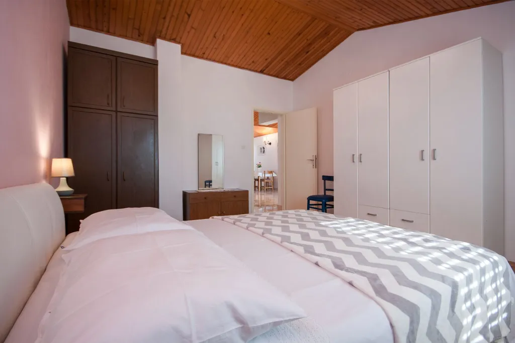 4-Bedroom Apartment in Brodarica for 8 Guests